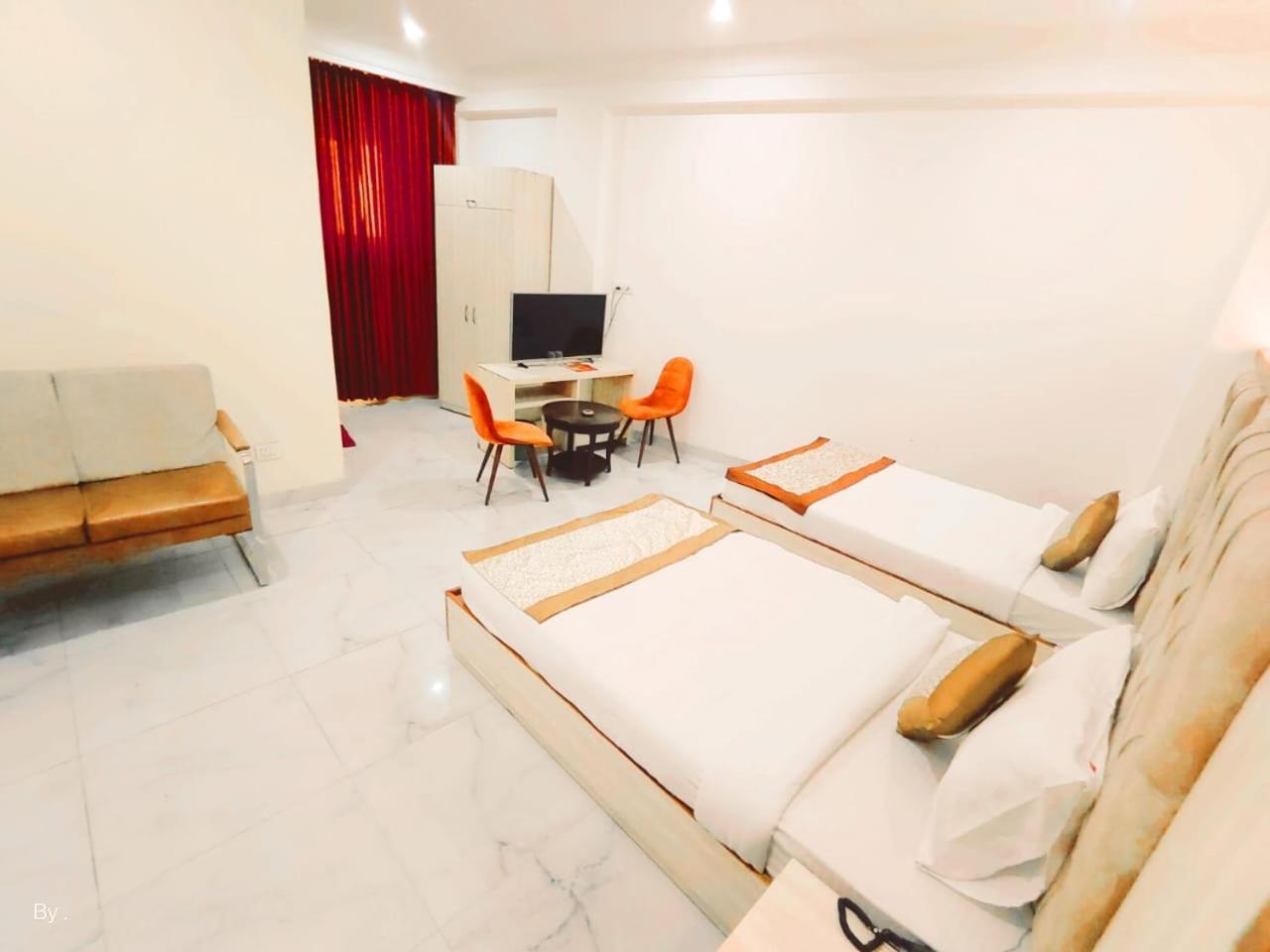 The Almora Residency - Complimentary Airport Trasnfer Hotel New Delhi Buitenkant foto