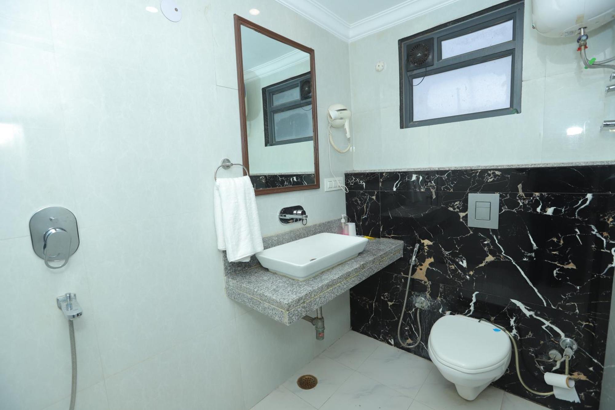 The Almora Residency - Complimentary Airport Trasnfer Hotel New Delhi Buitenkant foto