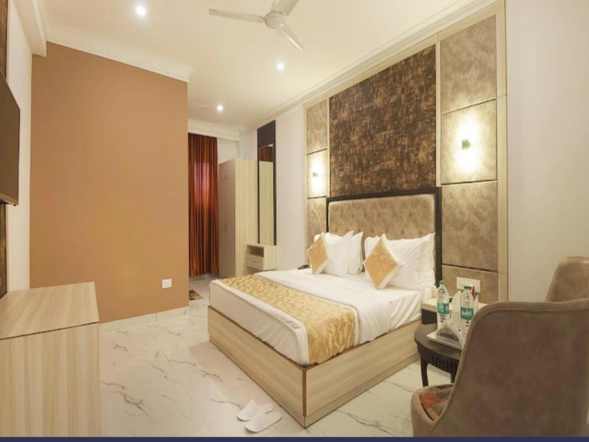 The Almora Residency - Complimentary Airport Trasnfer Hotel New Delhi Buitenkant foto