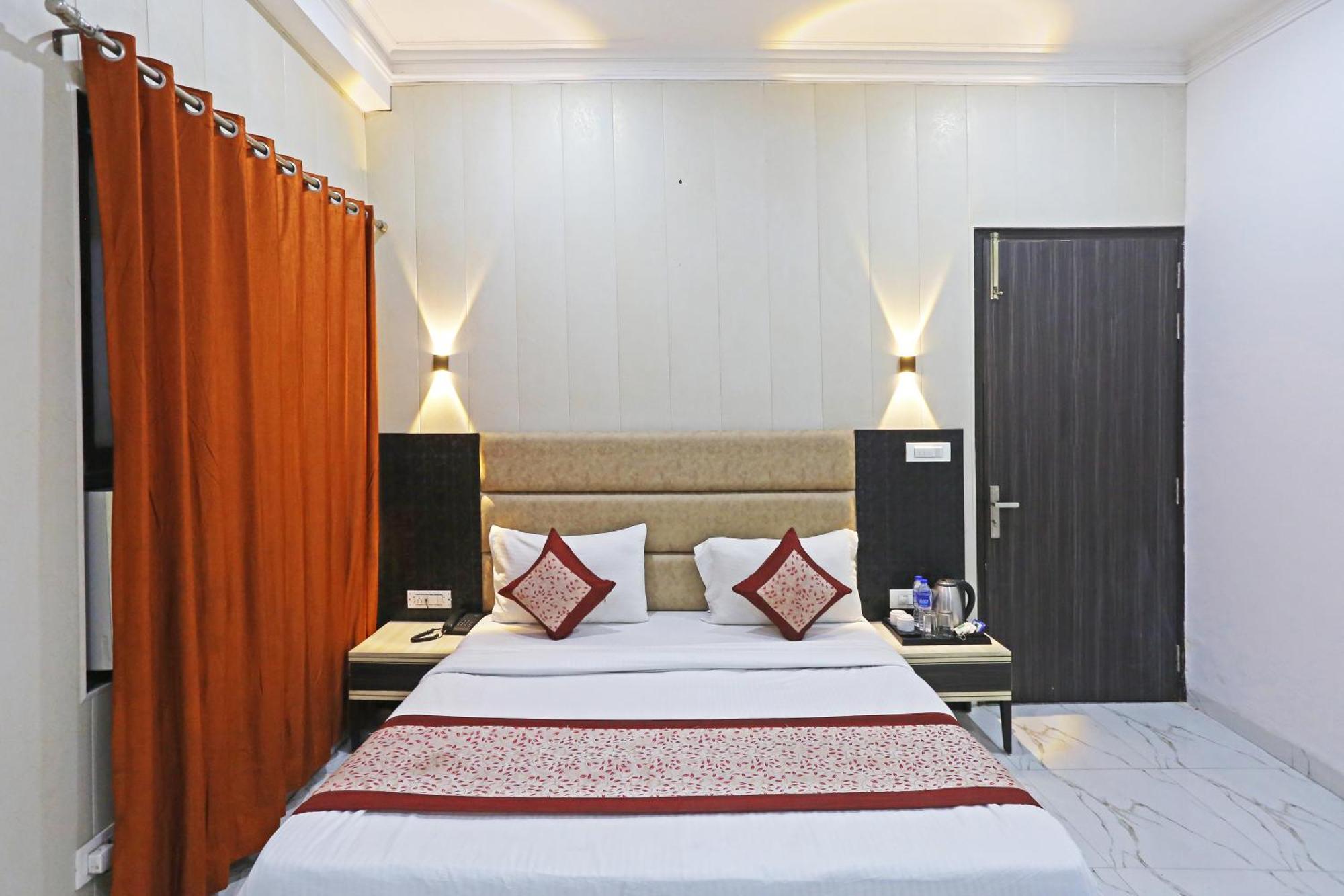 The Almora Residency - Complimentary Airport Trasnfer Hotel New Delhi Buitenkant foto