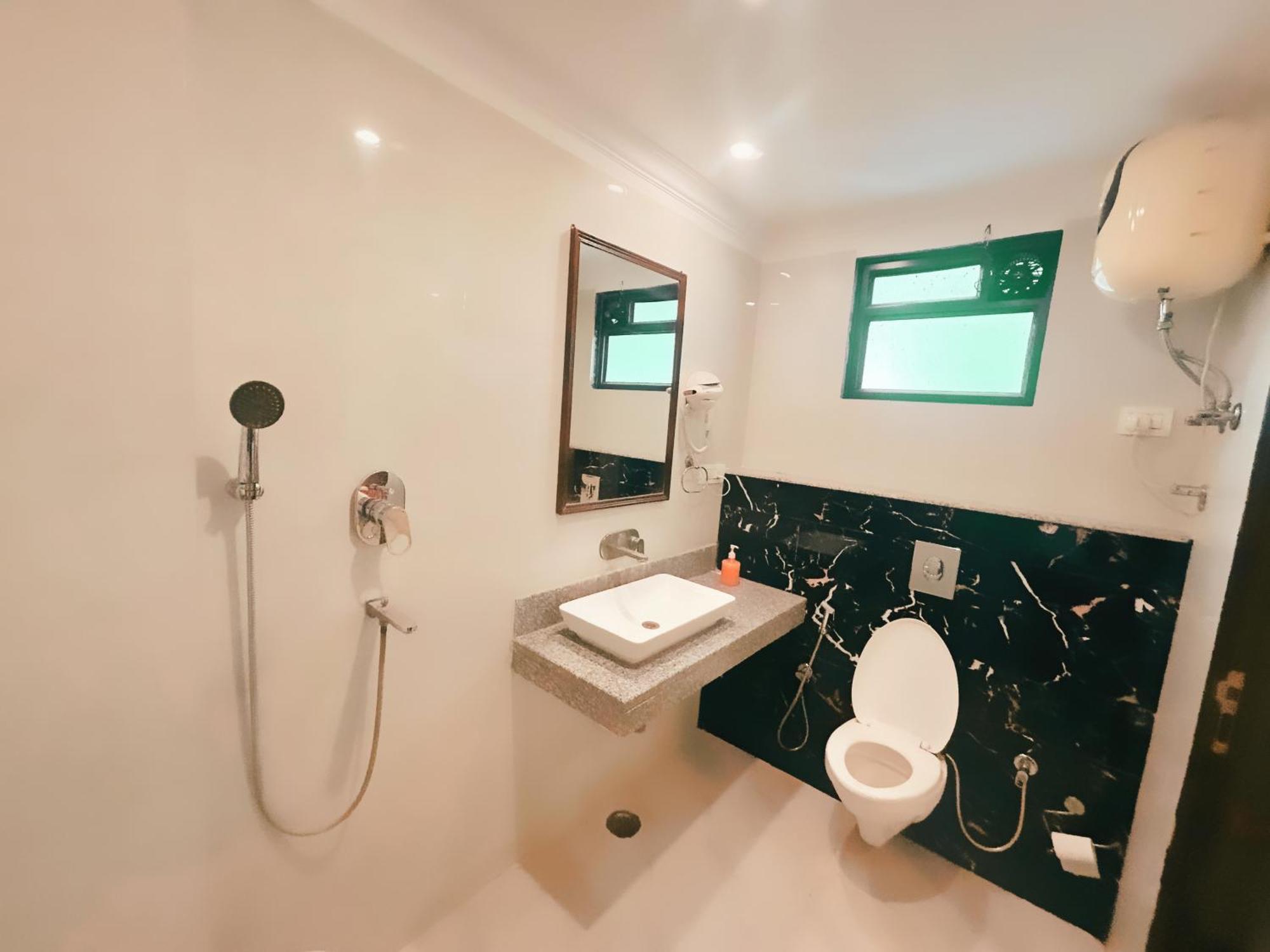 The Almora Residency - Complimentary Airport Trasnfer Hotel New Delhi Buitenkant foto