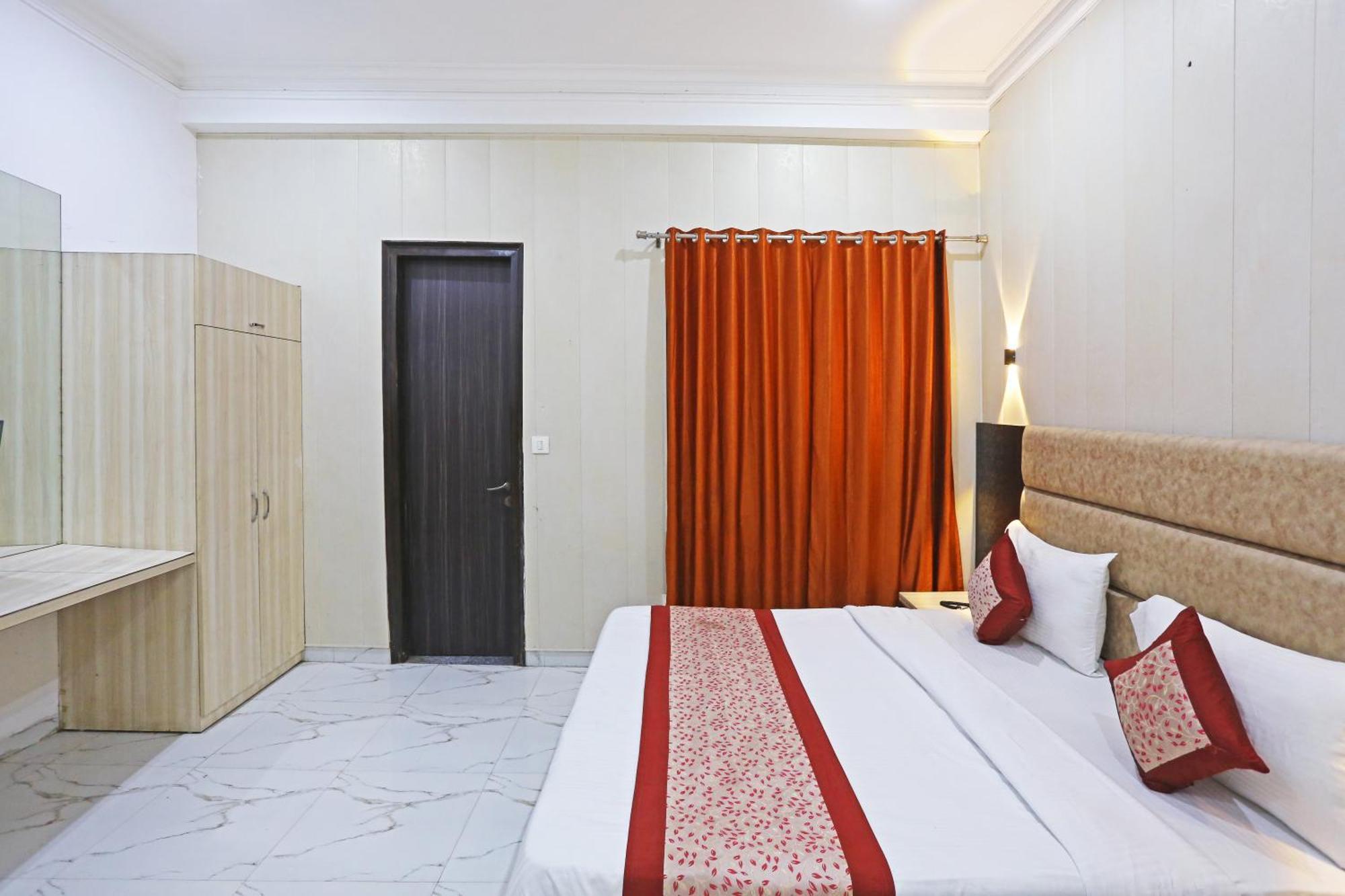 The Almora Residency - Complimentary Airport Trasnfer Hotel New Delhi Buitenkant foto