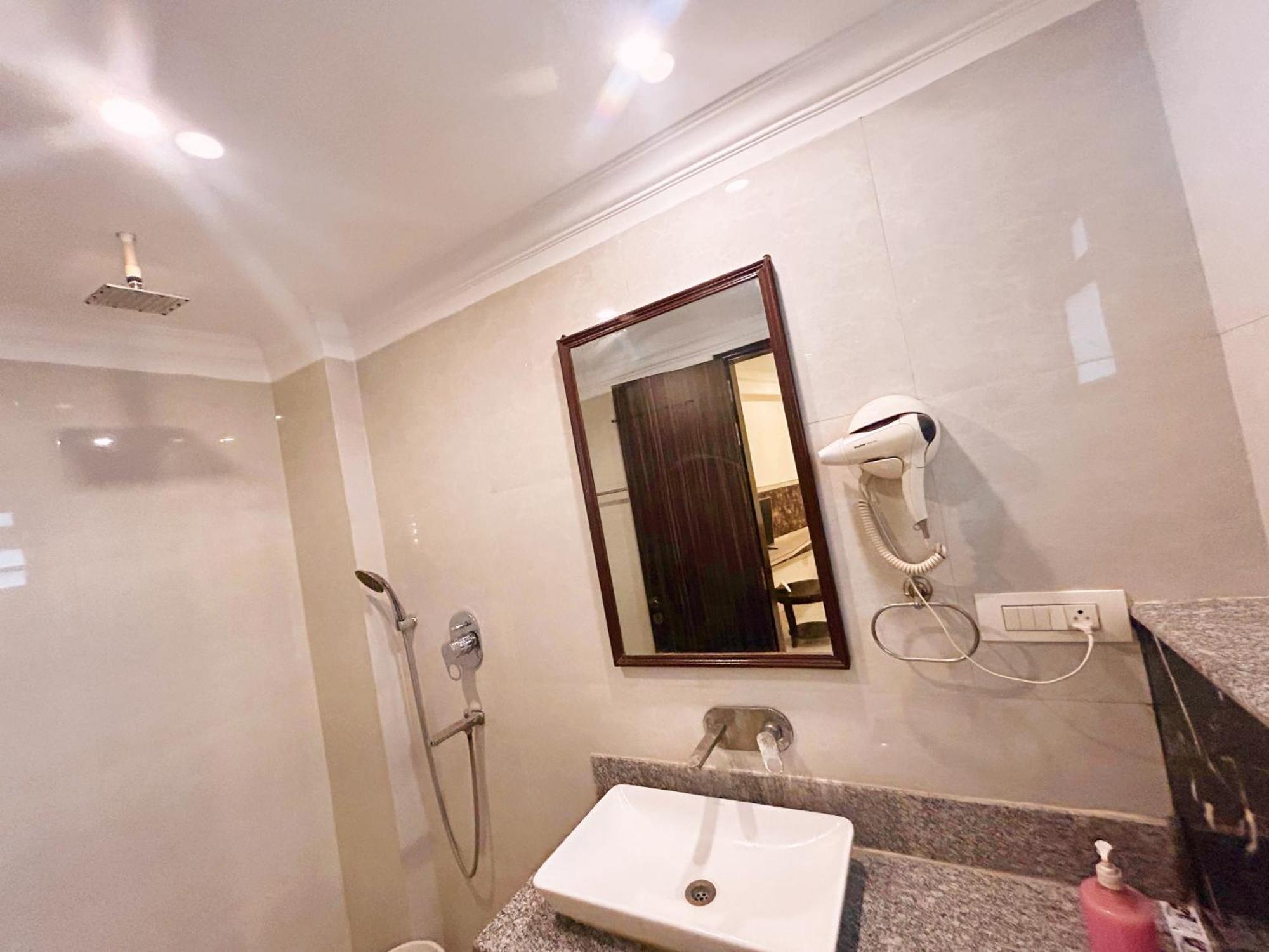 The Almora Residency - Complimentary Airport Trasnfer Hotel New Delhi Buitenkant foto