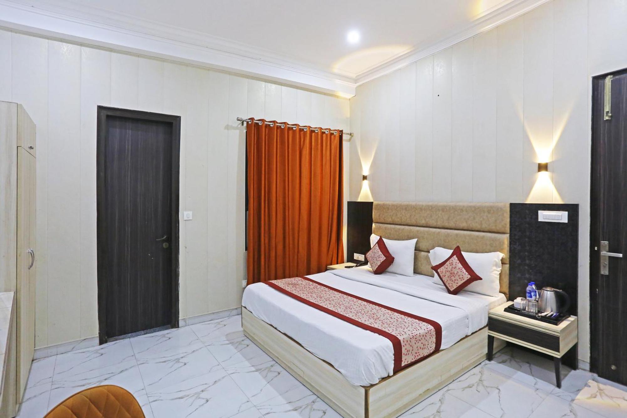 The Almora Residency - Complimentary Airport Trasnfer Hotel New Delhi Buitenkant foto