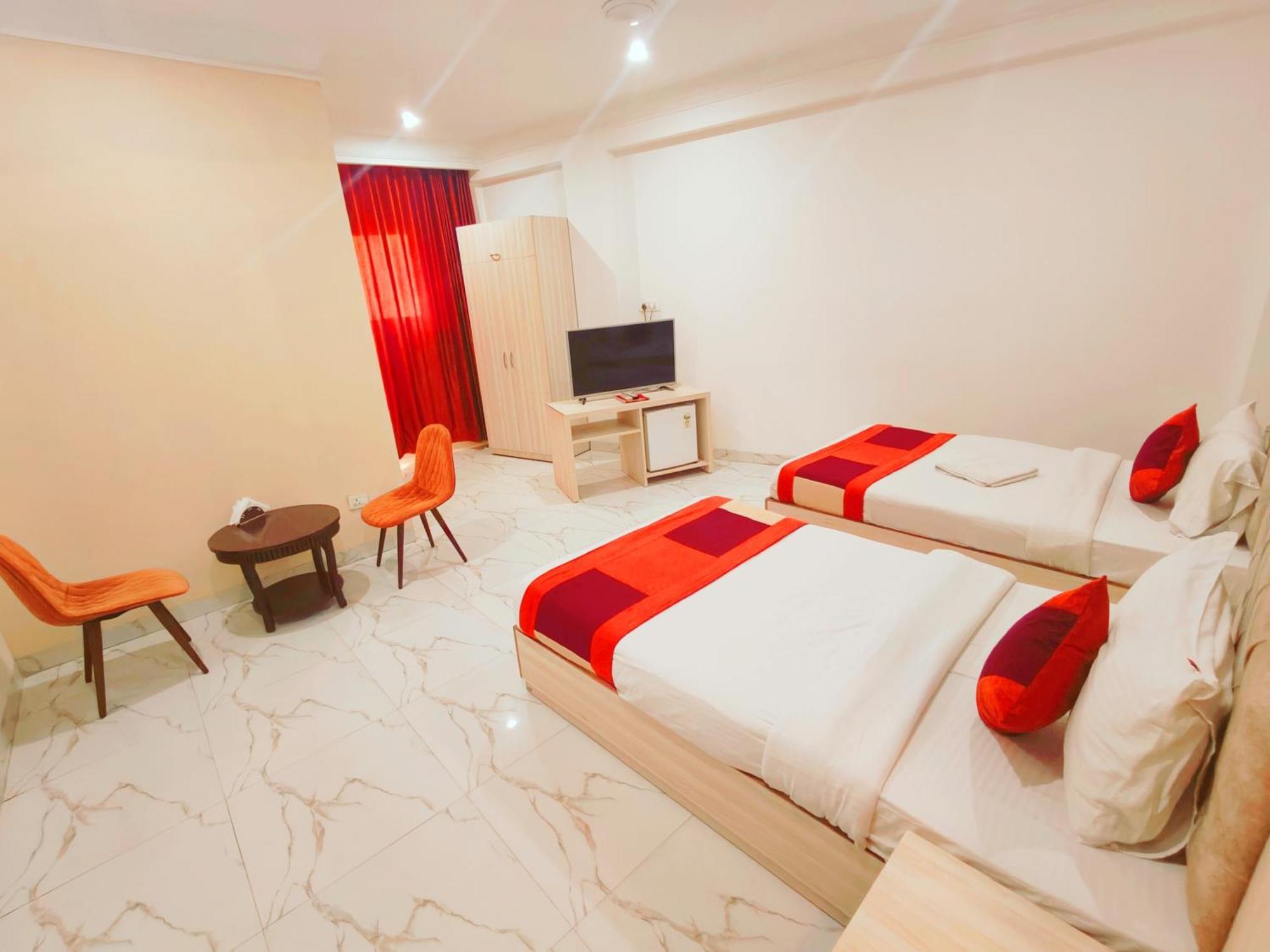 The Almora Residency - Complimentary Airport Trasnfer Hotel New Delhi Buitenkant foto