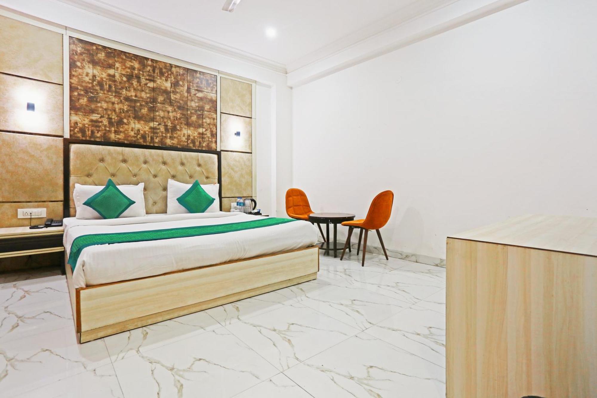 The Almora Residency - Complimentary Airport Trasnfer Hotel New Delhi Buitenkant foto