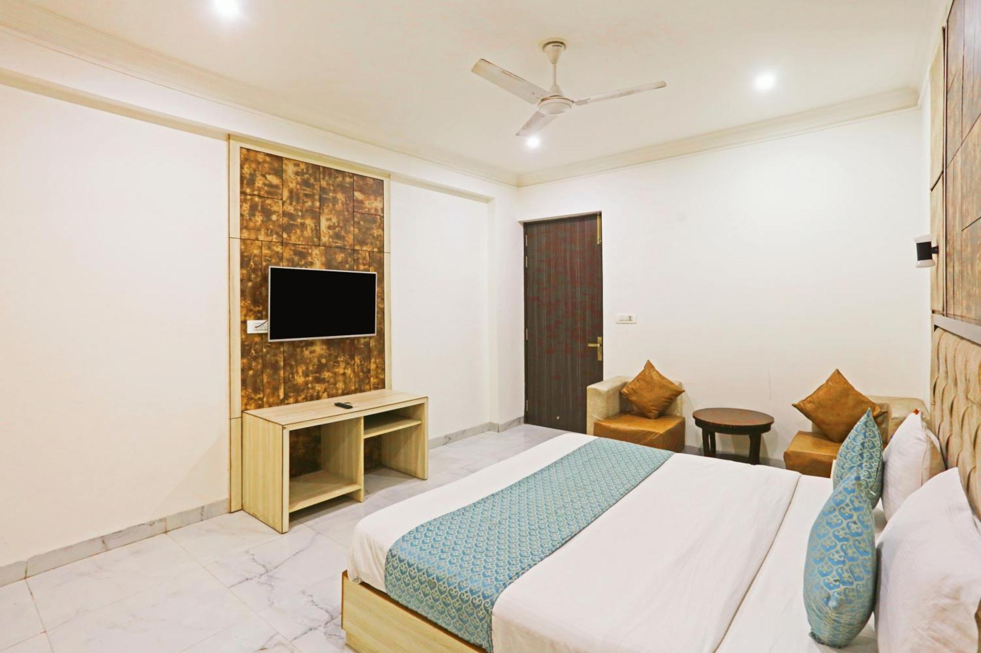 The Almora Residency - Complimentary Airport Trasnfer Hotel New Delhi Buitenkant foto