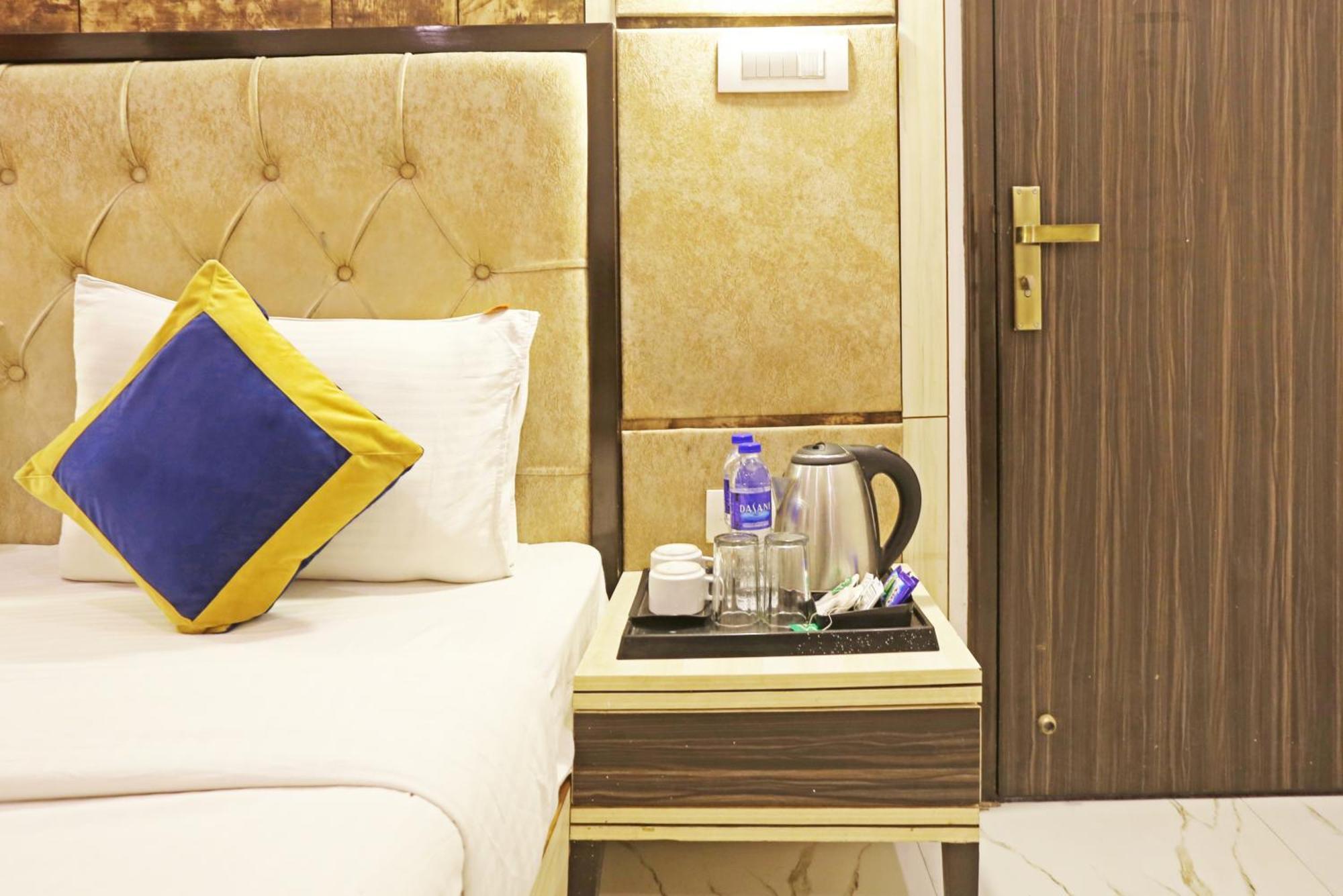 The Almora Residency - Complimentary Airport Trasnfer Hotel New Delhi Buitenkant foto