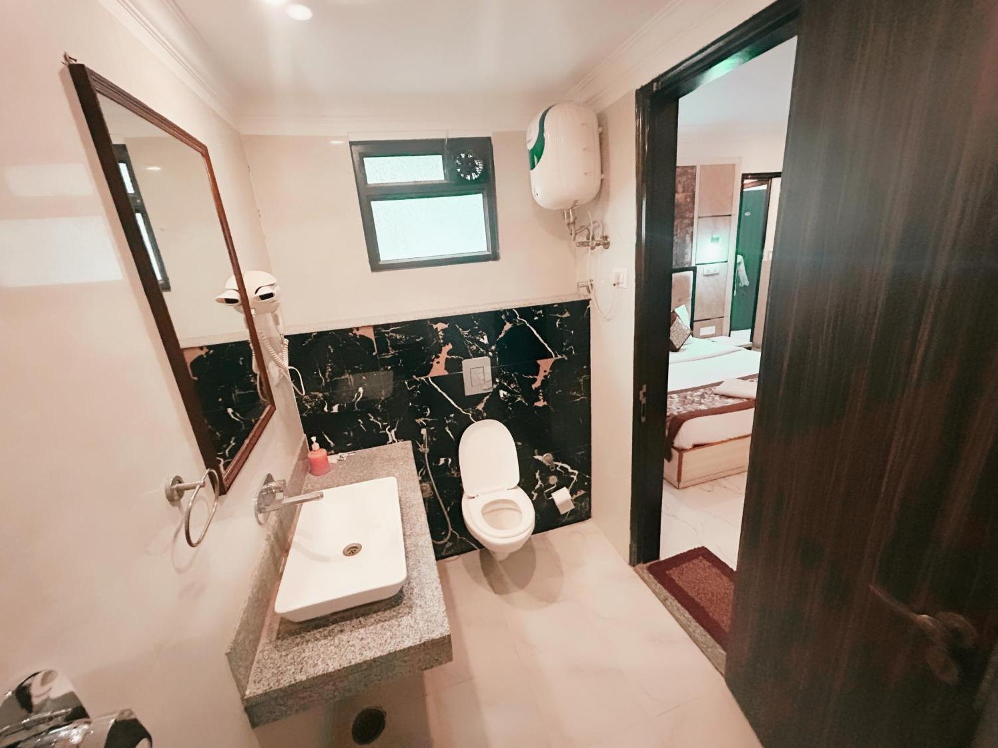 The Almora Residency - Complimentary Airport Trasnfer Hotel New Delhi Buitenkant foto