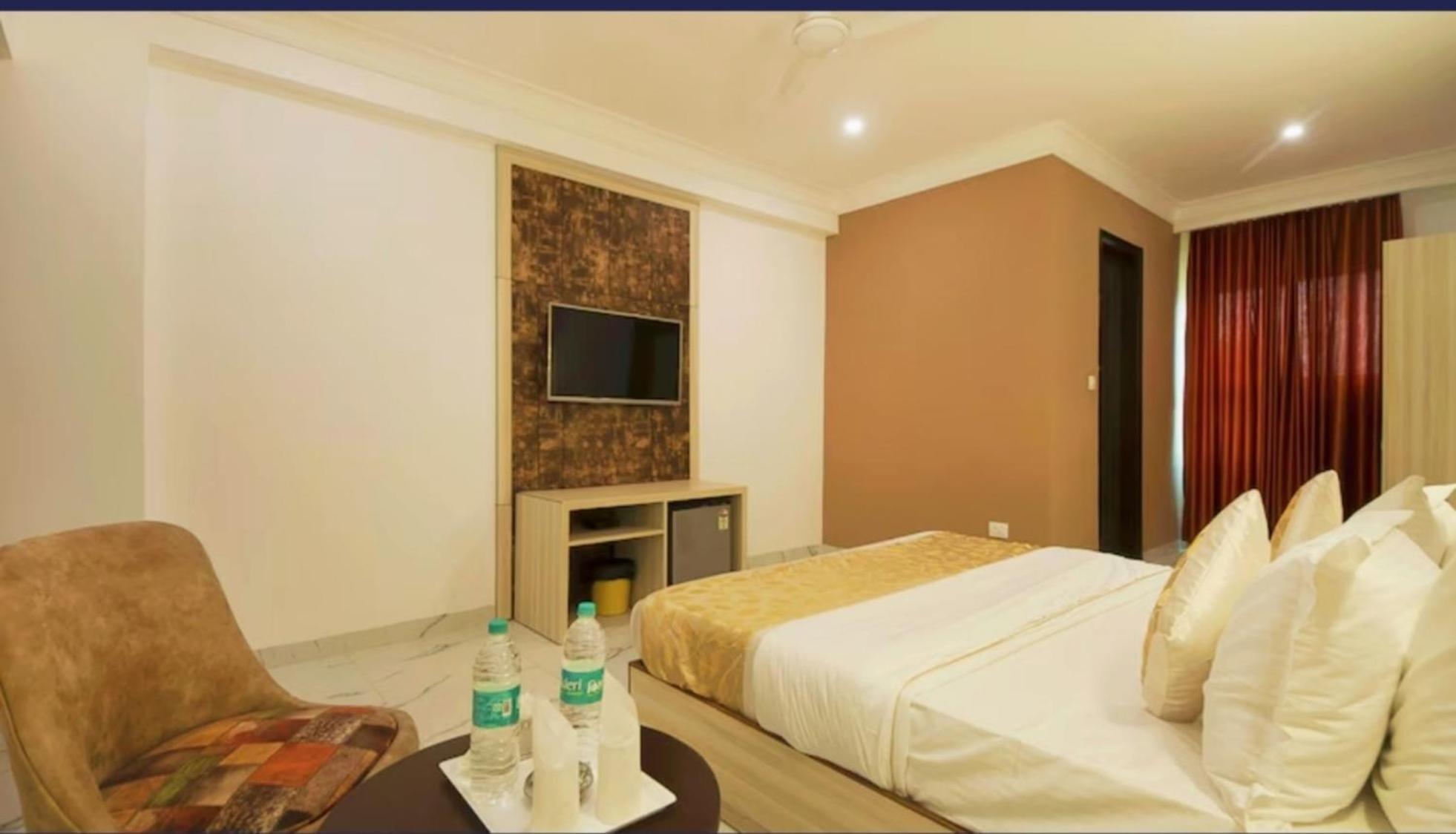 The Almora Residency - Complimentary Airport Trasnfer Hotel New Delhi Kamer foto