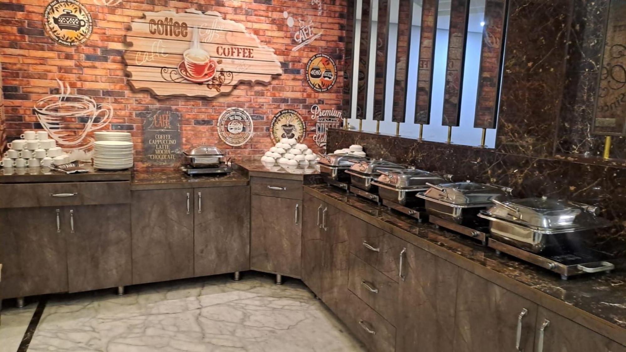 The Almora Residency - Complimentary Airport Trasnfer Hotel New Delhi Buitenkant foto
