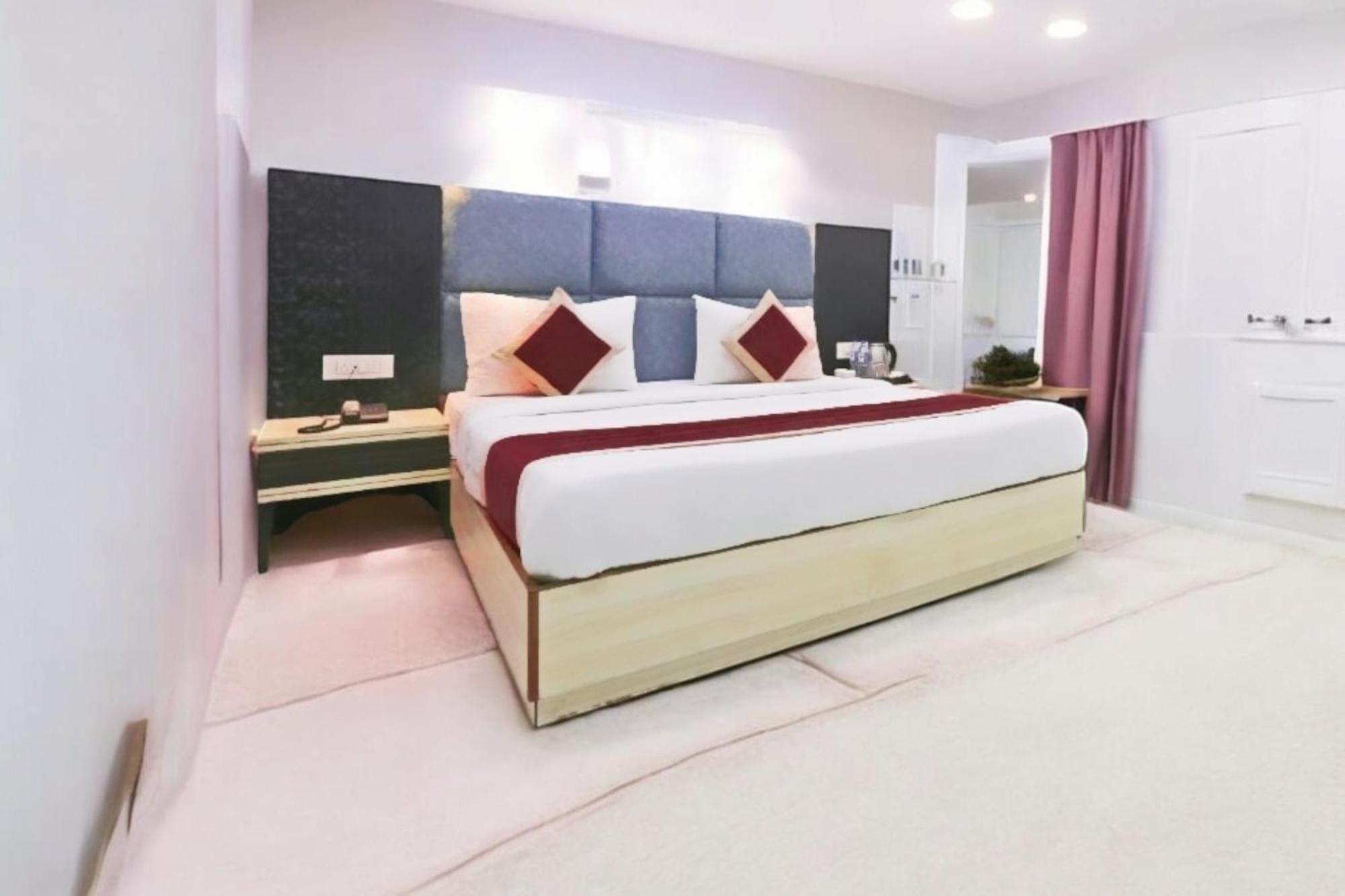 The Almora Residency - Complimentary Airport Trasnfer Hotel New Delhi Buitenkant foto