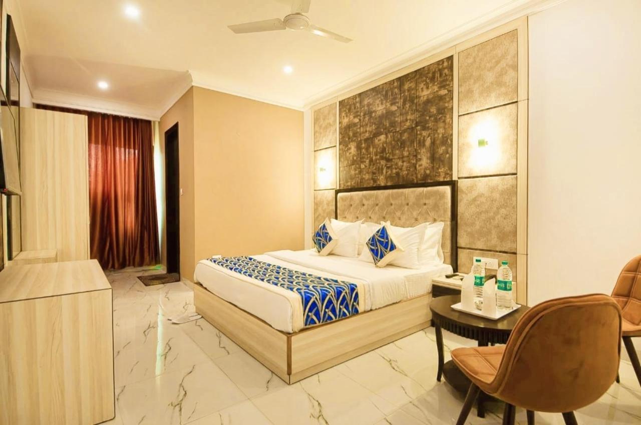 The Almora Residency - Complimentary Airport Trasnfer Hotel New Delhi Buitenkant foto