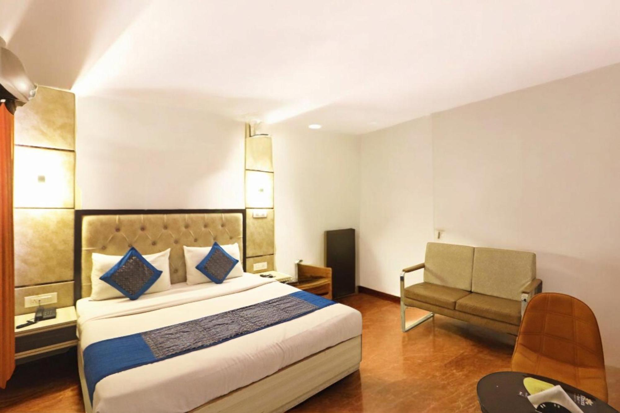 The Almora Residency - Complimentary Airport Trasnfer Hotel New Delhi Buitenkant foto